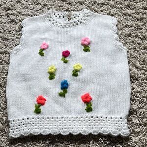 Vintage Sally Gee Women’s sleeveless Sweater Bright Flowers White Hand Crochet 1